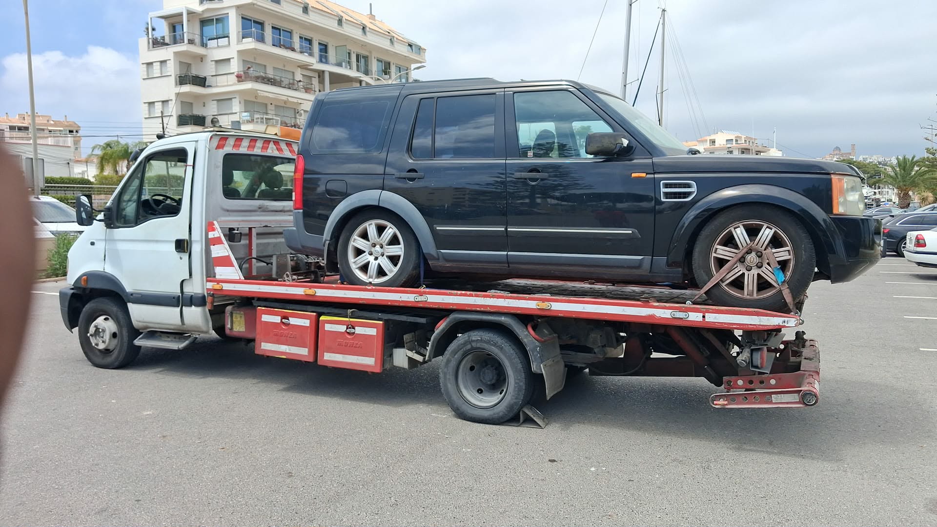 Grúa portavehículos transportando un 4x4 recogido para su compra